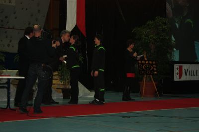 Tina reÃ§oit les fÃ©licitations de GÃ©rald PfefferlÃ©.
